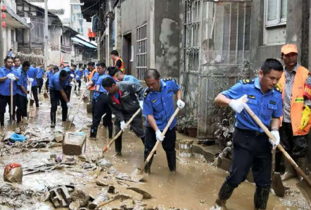 350名天元城管人转战三门镇灾后清淤  以路为家诠释城管为民精神