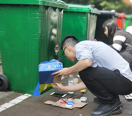 30个垃圾桶穿上“涂鸦”造型扮靓街头