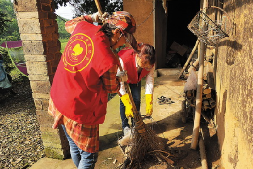 志愿服务助力农村人居环境整治