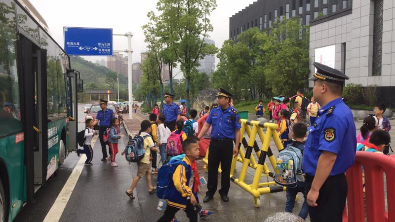 天元城管开展“助学岗”活动， 为开学季保驾护航