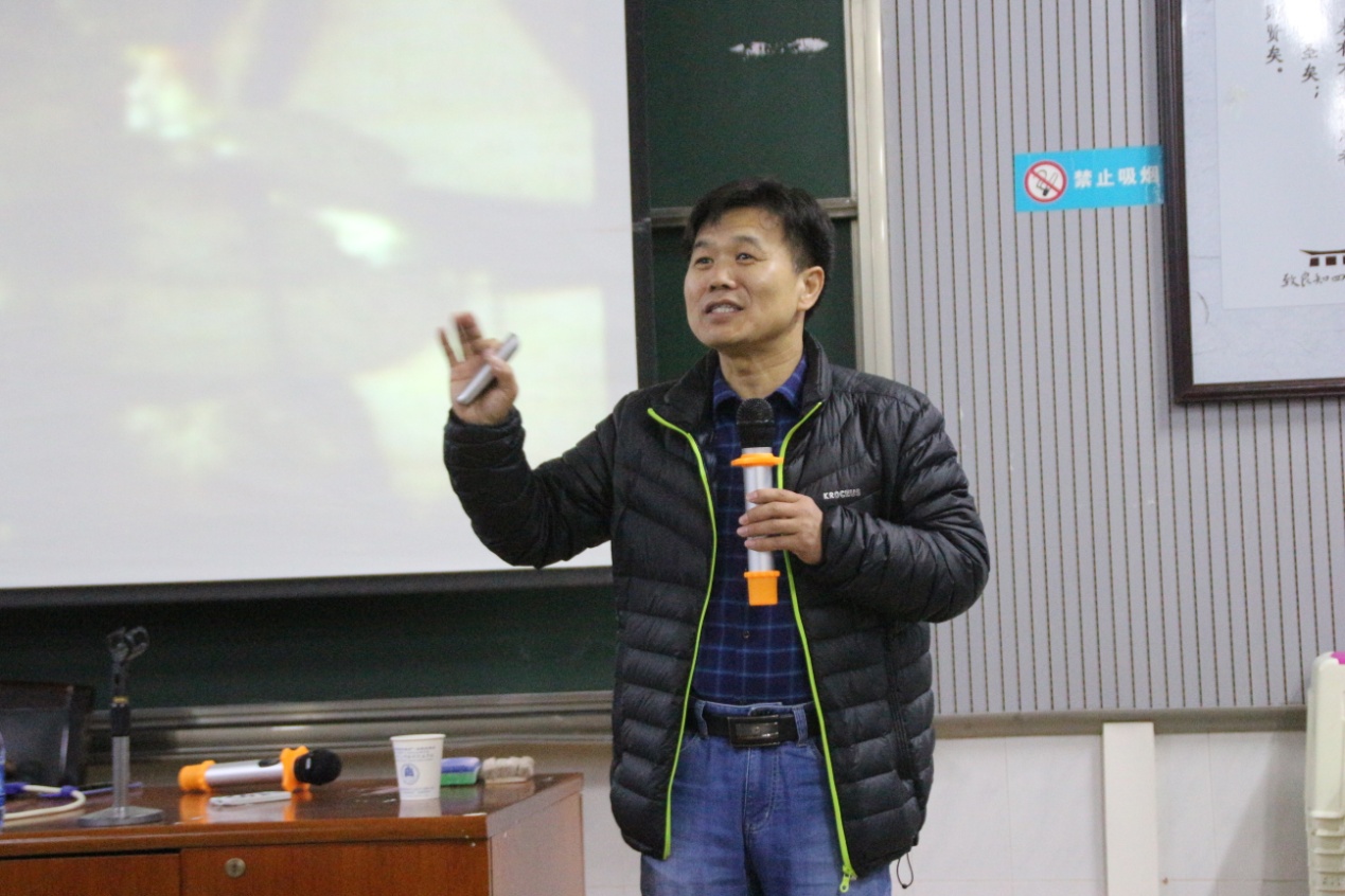 长江学者朱宗宏教授做客北师大株洲附校 带领高中生聆听宇宙的声音