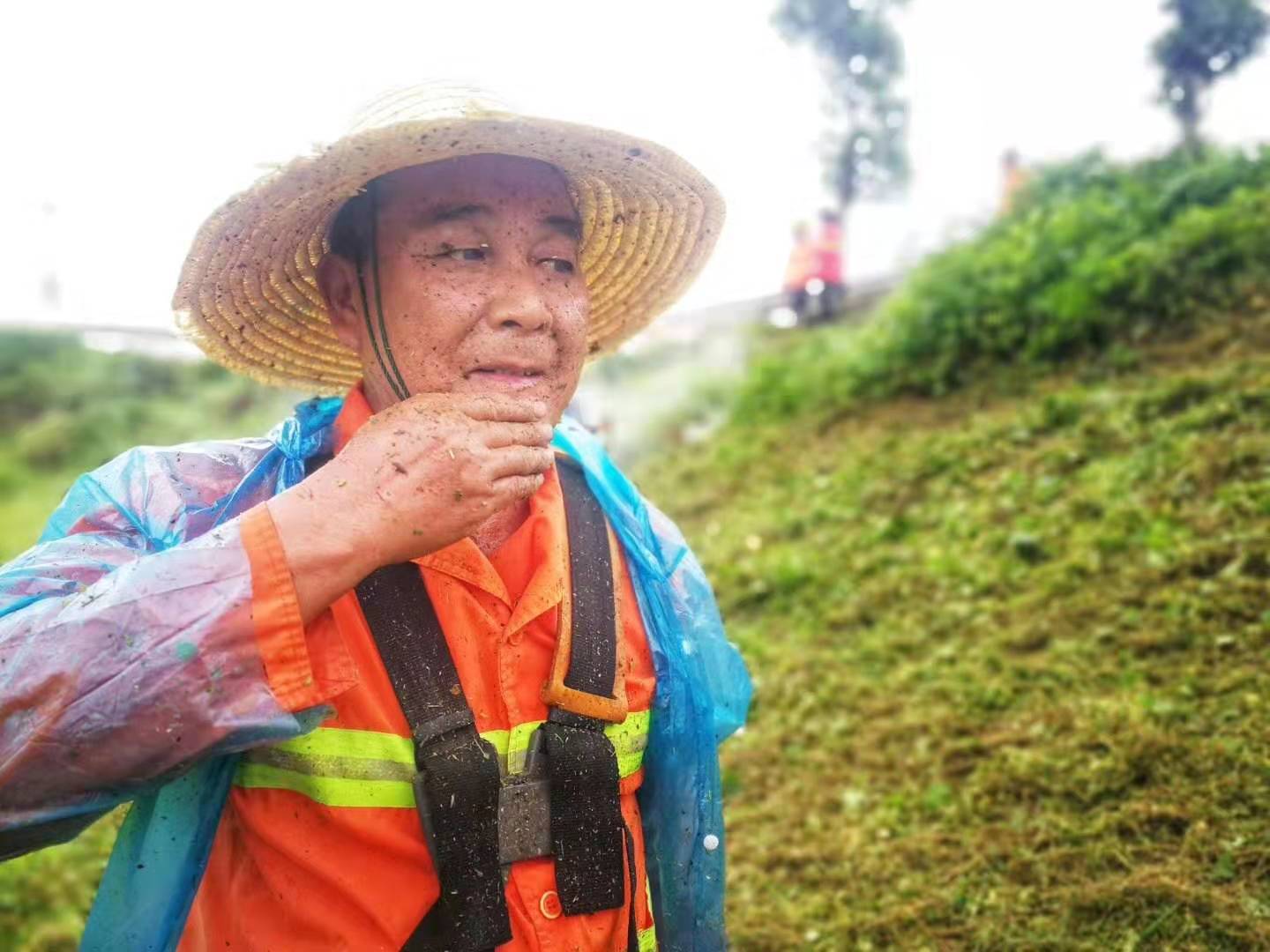 雨水、汗水、草屑……混织在园林工人脸上，