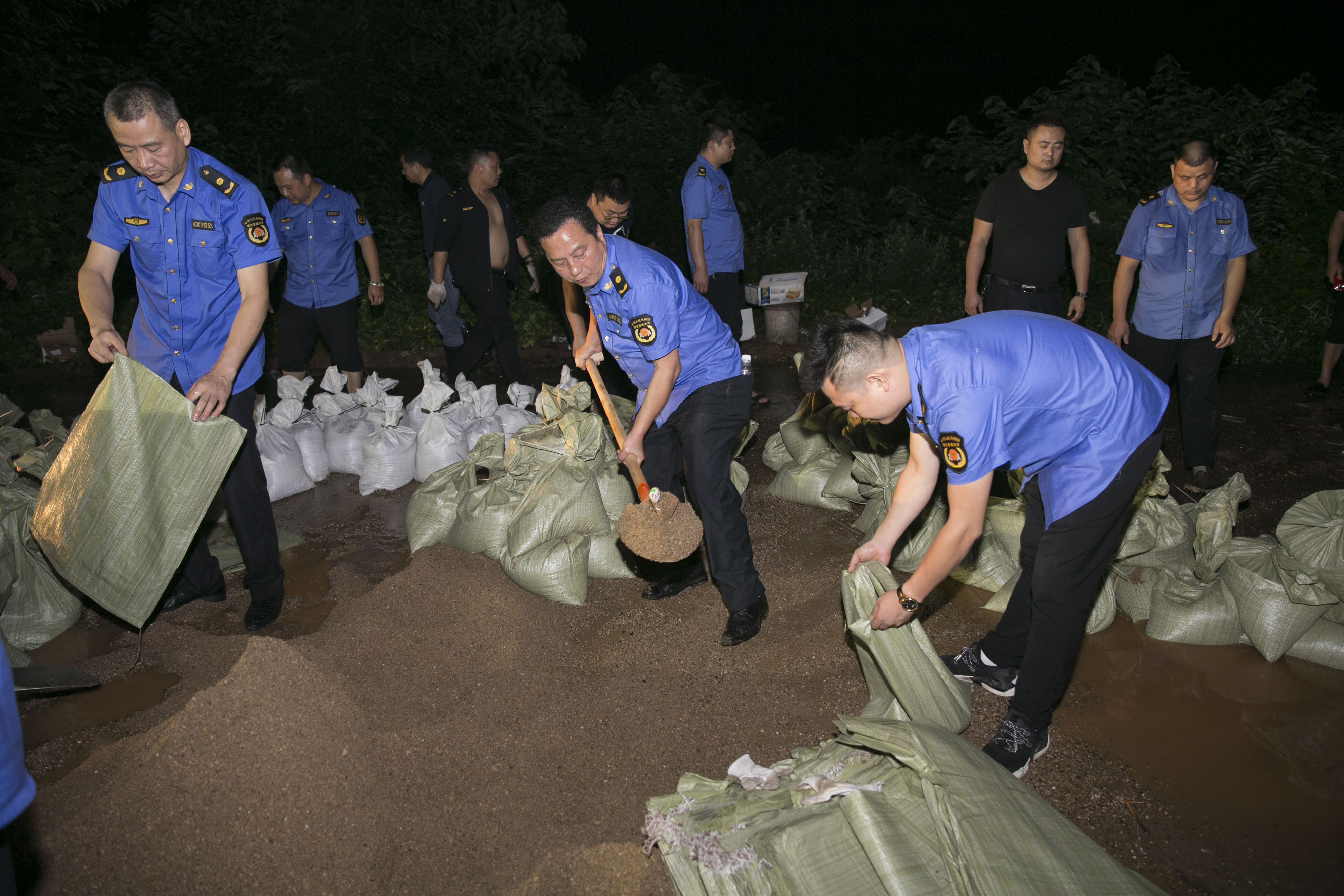 260余名城管抢险突击队员连夜抢修防洪子堤