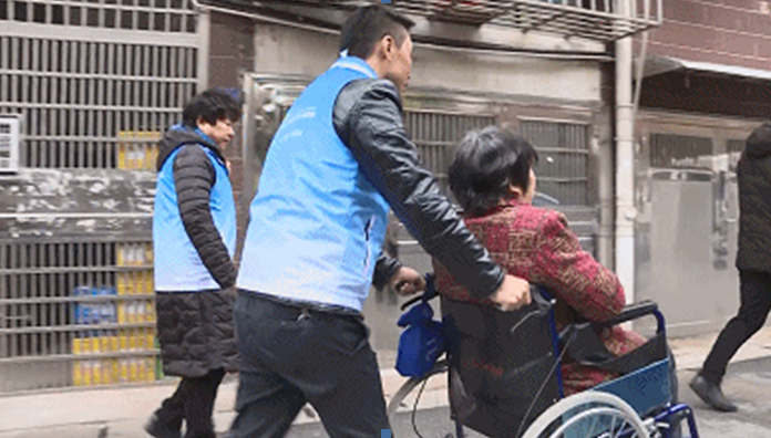 【文明实践在天元】专车接送，志愿者为残疾人出行护航