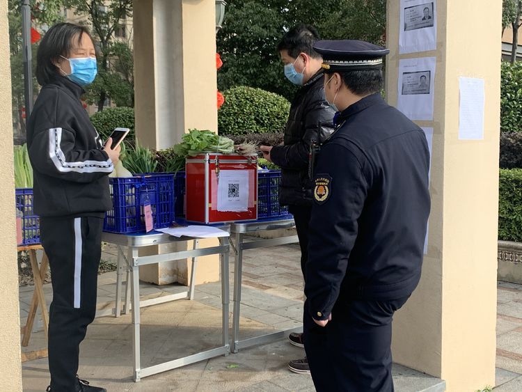 小区里设“菜农驿站”，“零接触”卖菜买菜