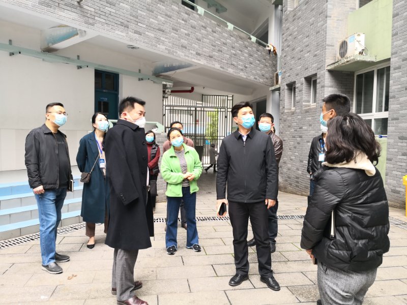 天元区副区长周天浩深入教育一线，全面督查校园防疫工作