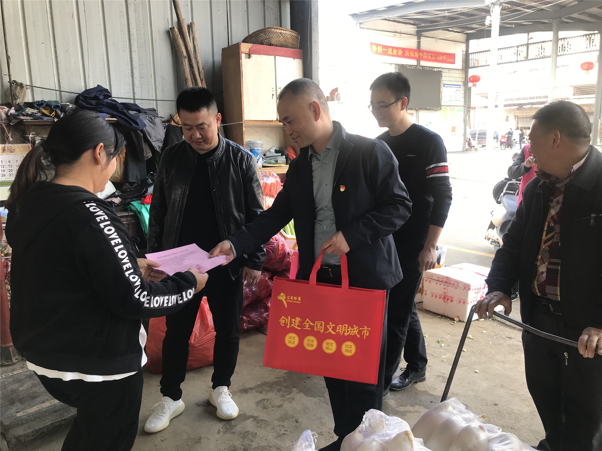 区领导开展创文入户宣传 让文明理念深入人心