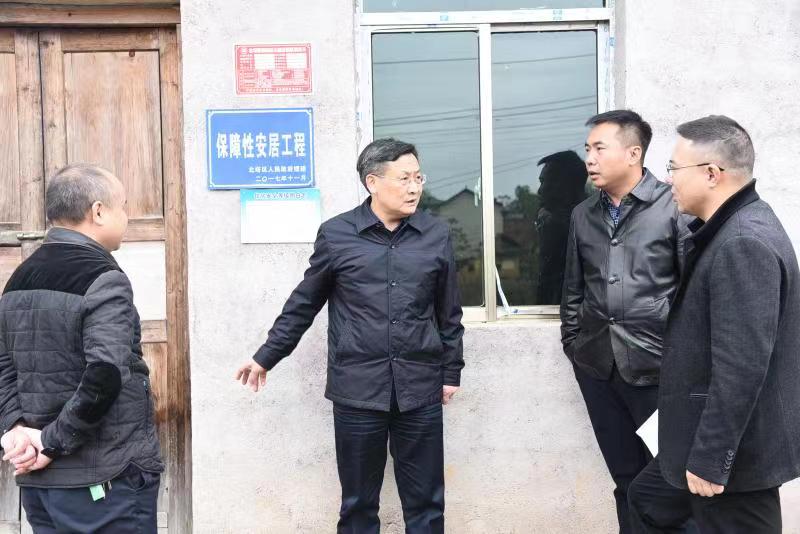 刘贻银深入贫困村开展“三走访三签字”调研活动