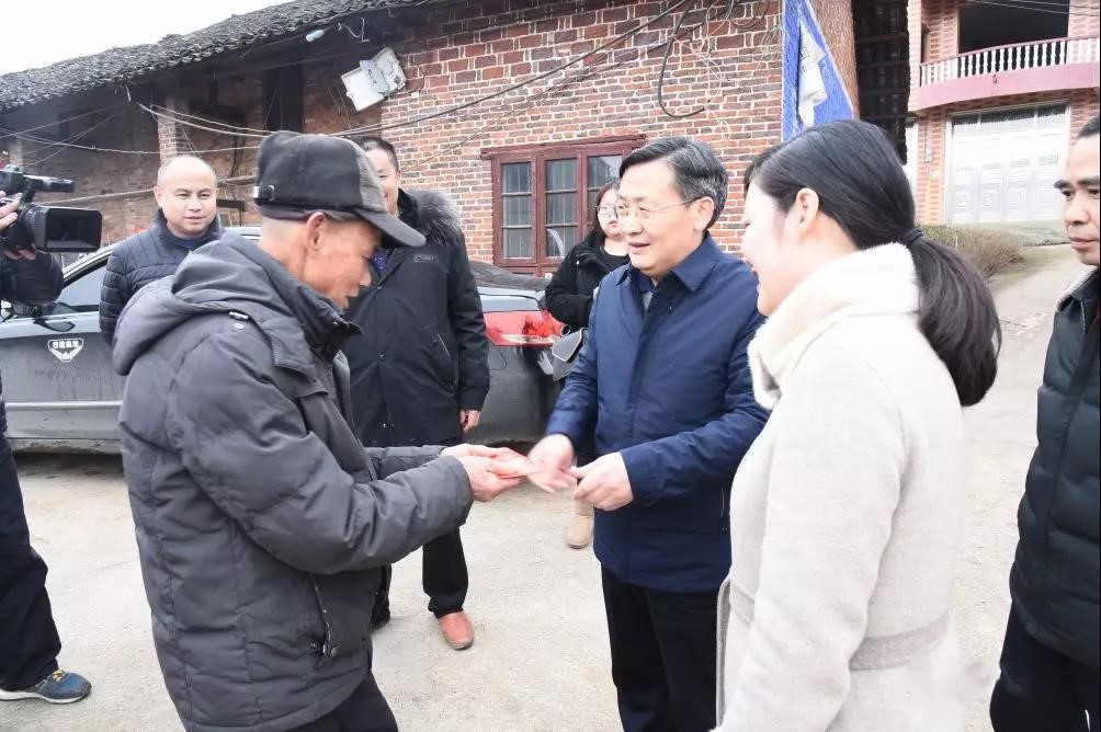 【走访慰问】情暖老党员 心系贫困户