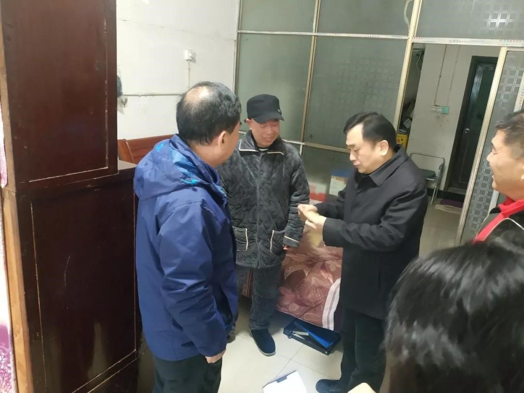 走访特困户 寒冬暖人心