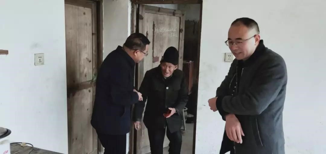 【走访慰问】陈名洋看望慰问新渡社区困难群众