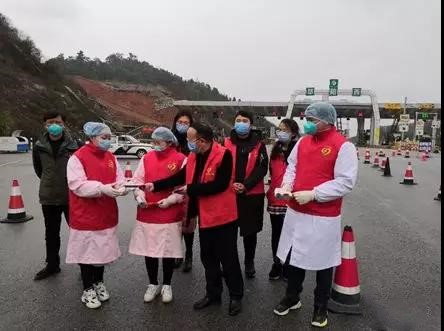 市总工会慰问我区防疫卡口一线防控医务人员