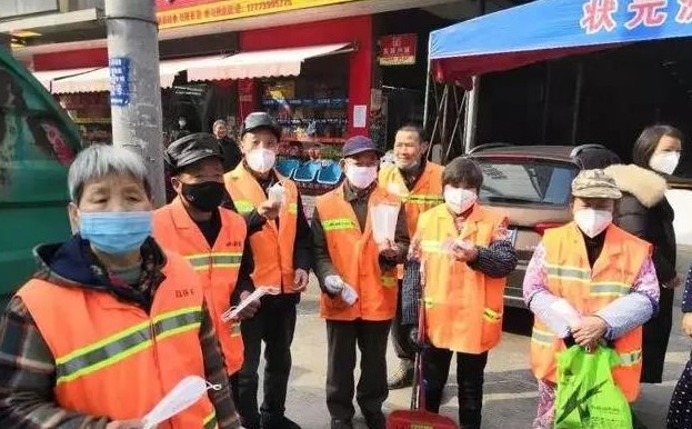 区政府为环卫工人送上爱心口罩
