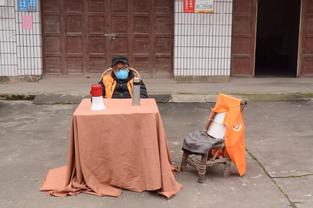 【疫情防控】七旬老人为何坐睡自家门前？