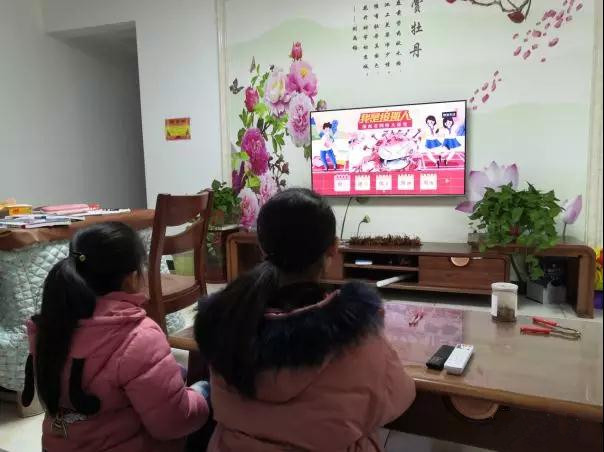 区教育局：组织学生收看“我是接班人”疫情防治专题课
