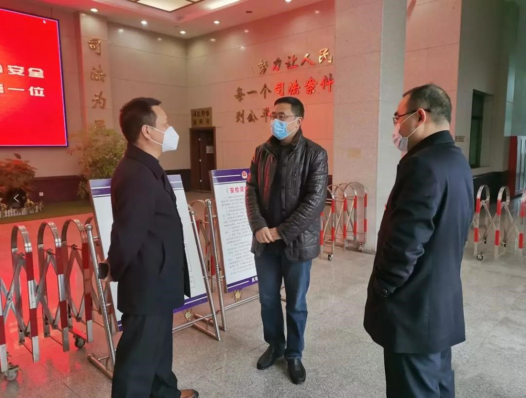【疫情防控】杨映林细查小区疫情防控工作