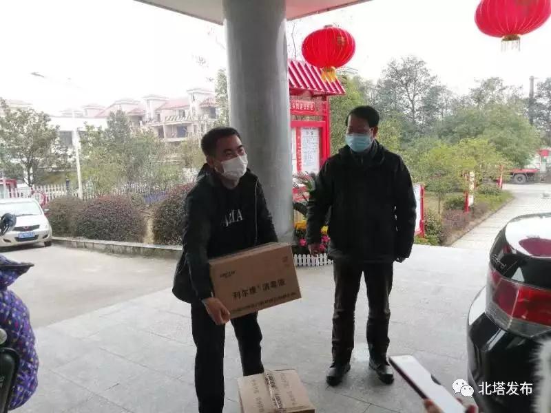 区委政法委向防疫前线捐赠物资 