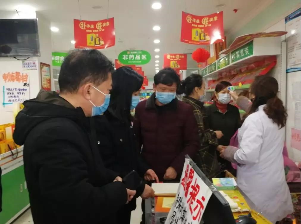 【疫情防控】张亚云督查药店和路口卡点防疫工作