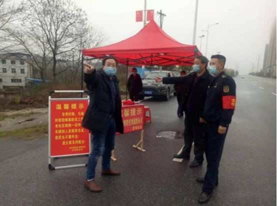区城管执法局多点体温监测阻击疫情
