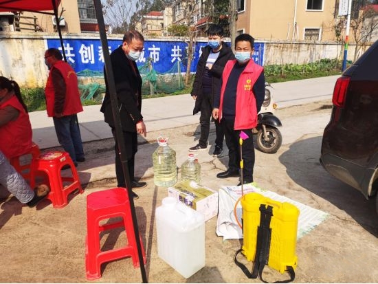 【疫情防控】区委网信办、区特色文化服务业发展中心为联点村送去防控物资