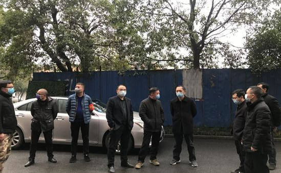 区领导督查集中留观点和小区的疫情防控工作