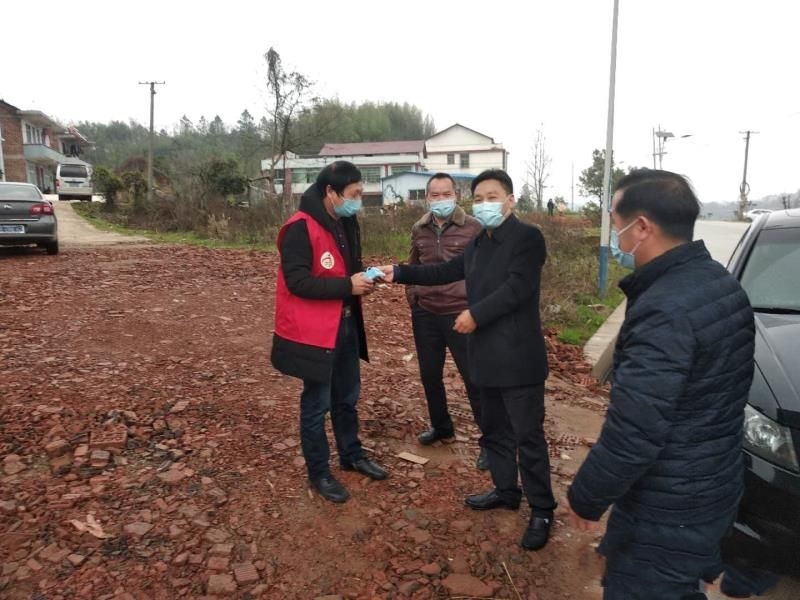 心系铁路安全 情暖护路队员