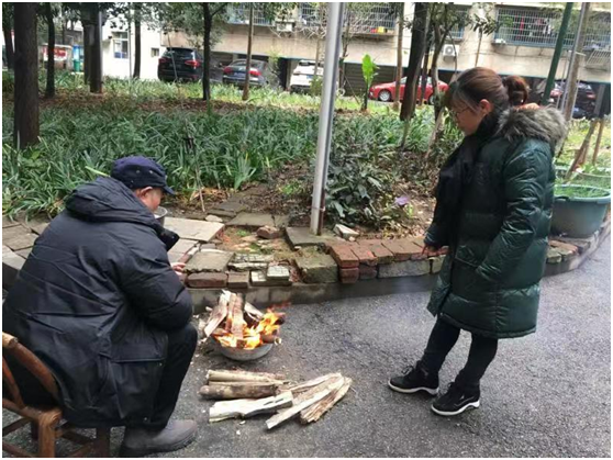 江濱社區(qū)及時處置一起露天焚燒取暖行為