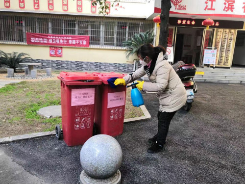 岳塘城管做好防控新型冠状病毒肺炎废弃口罩手套规范收运处置工作