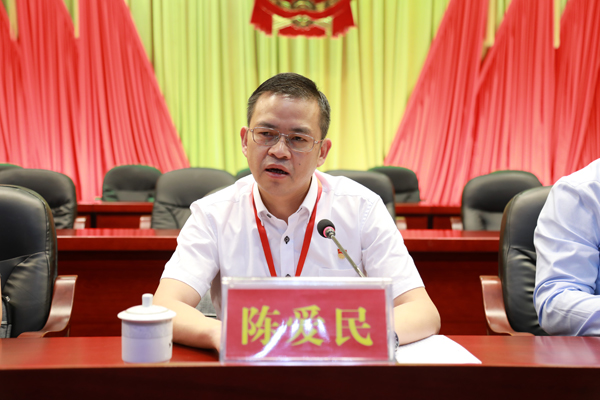 岳塘区委书记陈爱民出席会议并讲话,区领导郭勇,肖定安,朱卓英,全体