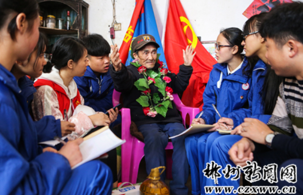 临武团员学雷锋 关爱抗战老兵让人赞