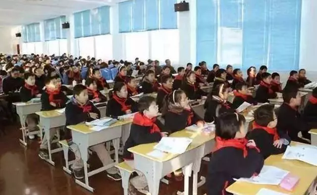 临武城区学校消除大班，让教室不再拥挤