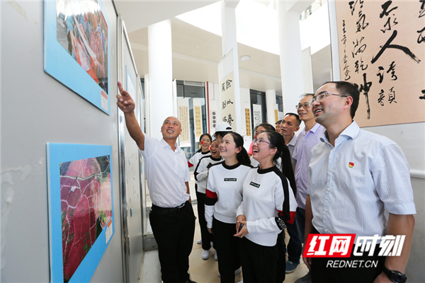 临武县举行“法治廉政文化杯”书法摄影展
