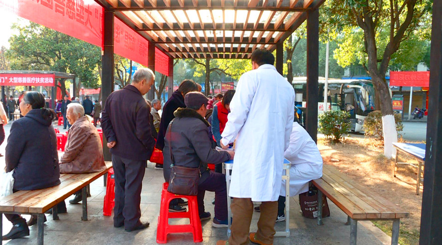 “户帮户 亲帮亲 互助脱贫奔小康”  健康扶贫行：省市骨科专家“送医上门”