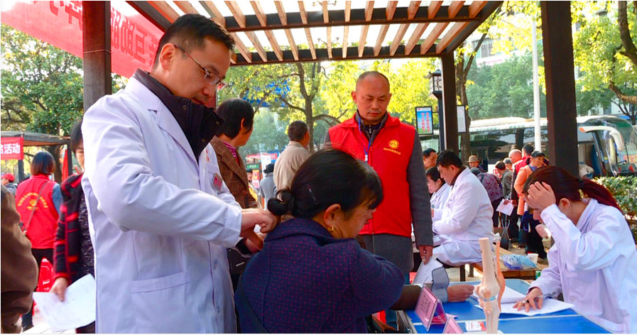 “户帮户 亲帮亲 互助脱贫奔小康”  健康扶贫行：省市骨科专家“送医上门”