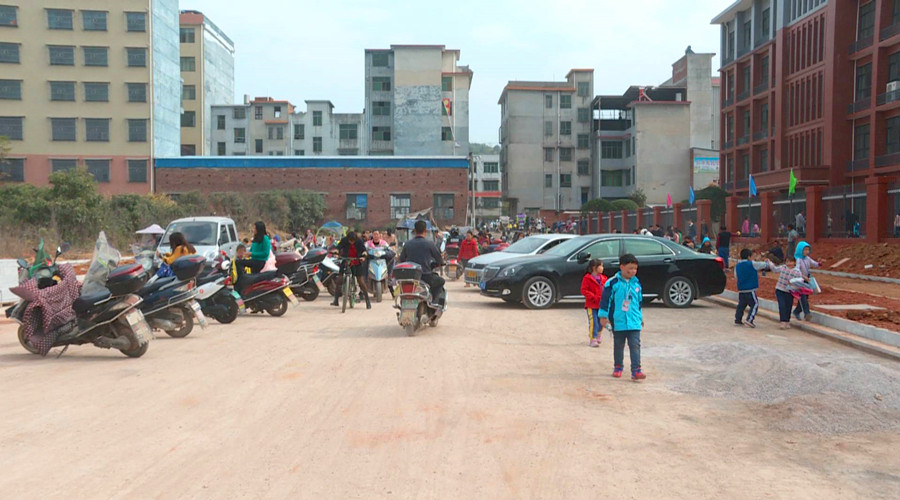 新建学校周边道路设施亟待完善