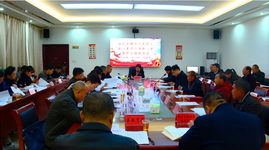 尹海莲到南强镇集中办理群众“操心事烦心事揪心事”