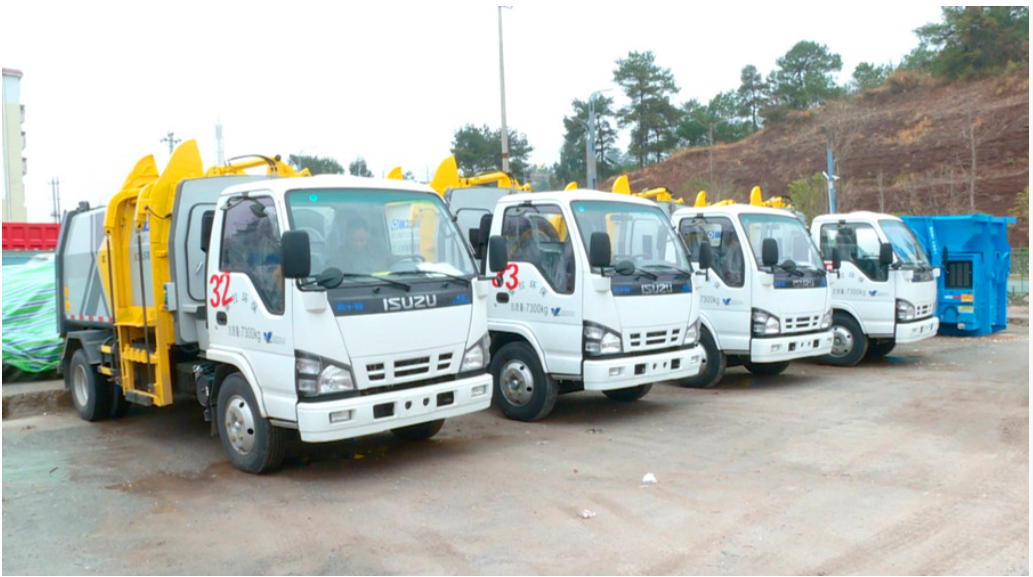 13台霍拉环保垃圾收集车亮相乡镇