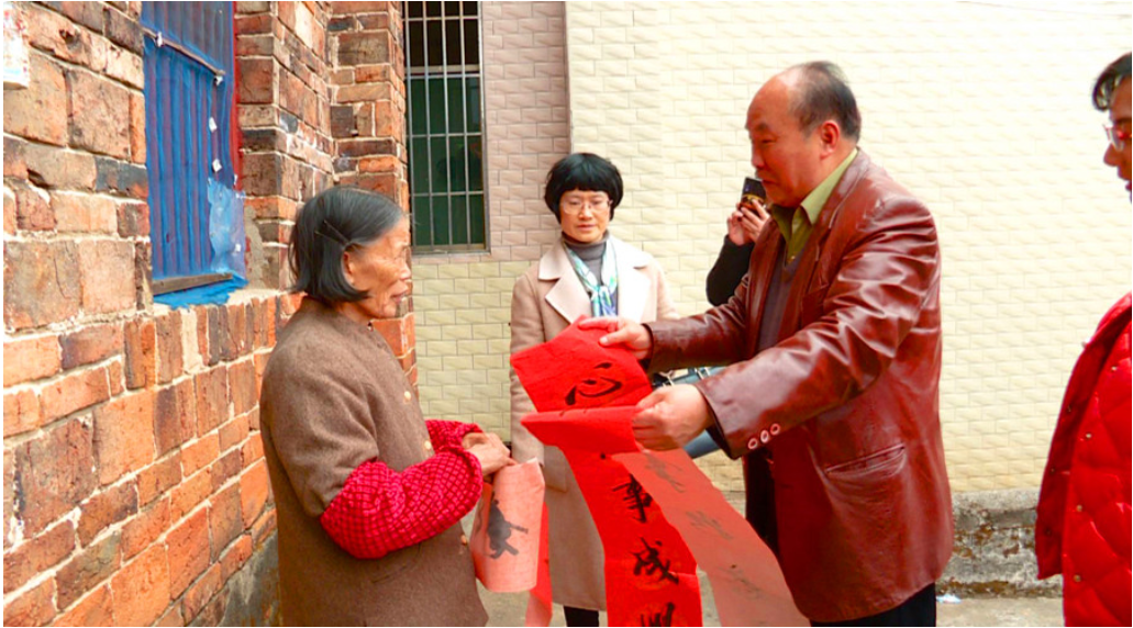 县老年大学开展送春联下乡活动