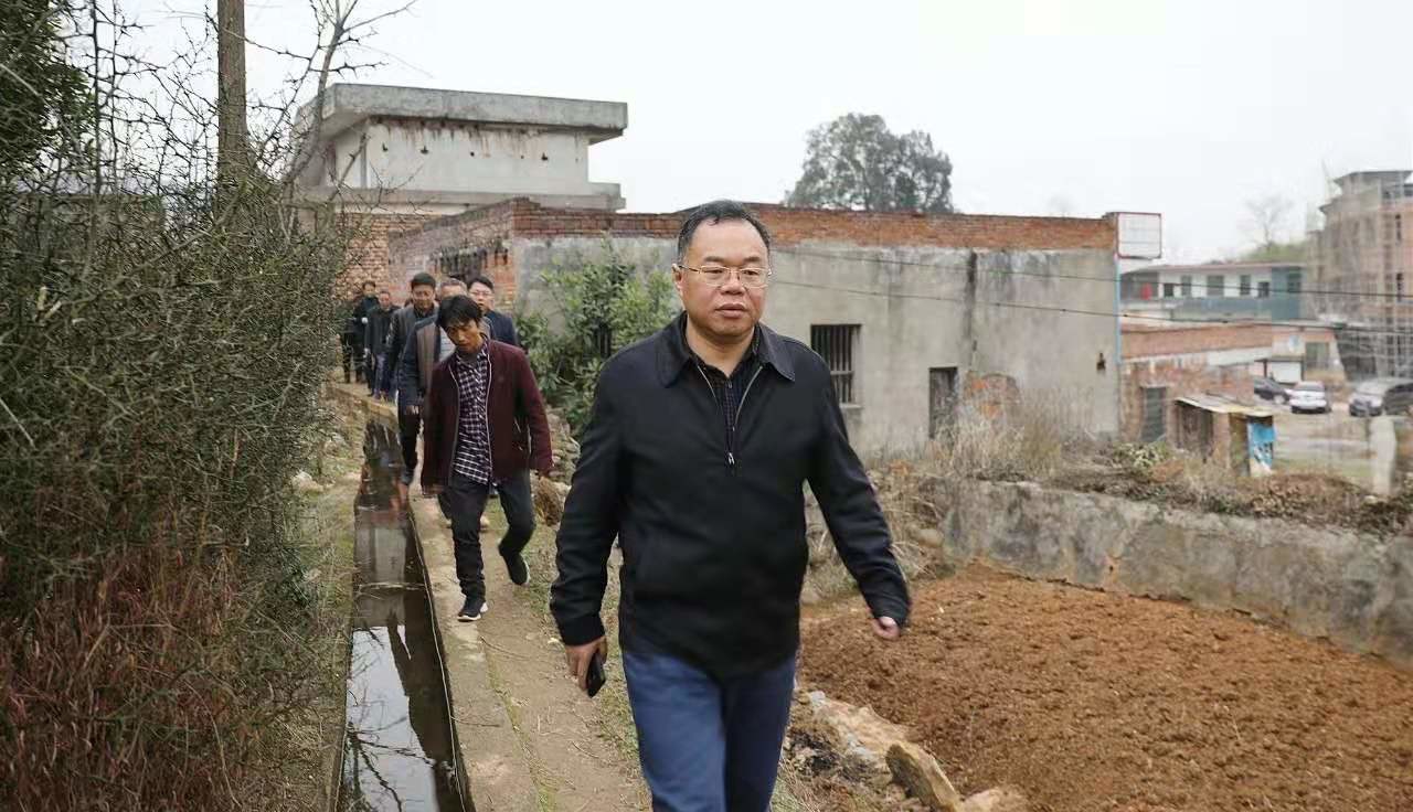 刘杨到水源村解决人民群众的“操心事烦心事揪心事”