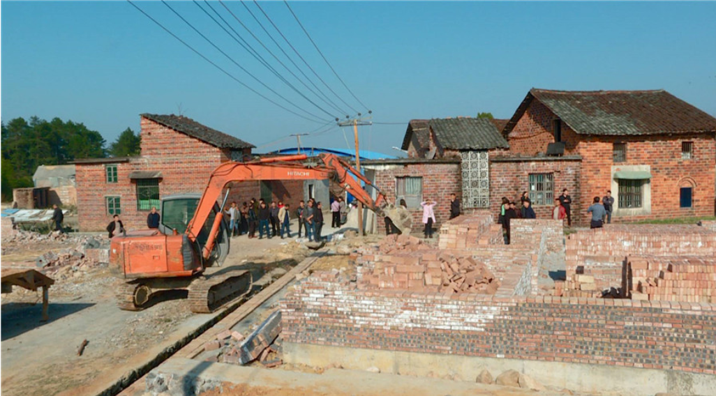 我县依法拆除两处农村违建房