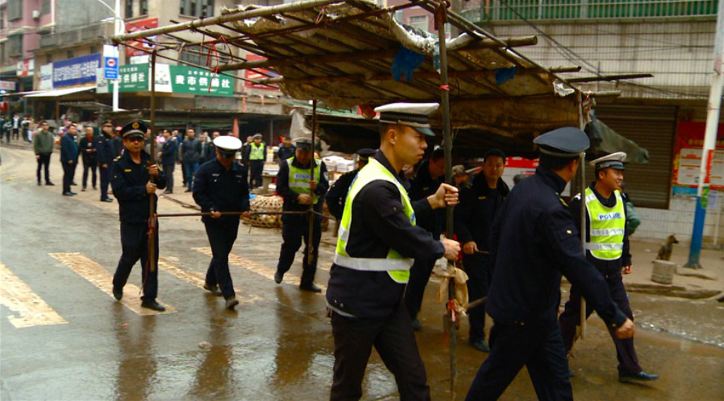     麦市镇开展“马路市场”集中整治行动