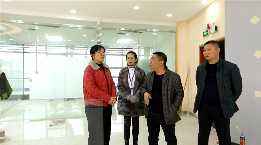 李琼检查县融媒体中心建设情况