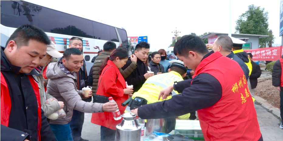 “直击春运·情暖春运”外地客车突发故障 多部门联动紧急救援