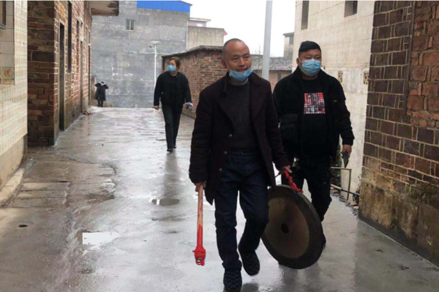 抗疫在基层｜敲锣喊话石灰消毒，我县这个村“土办法”上线