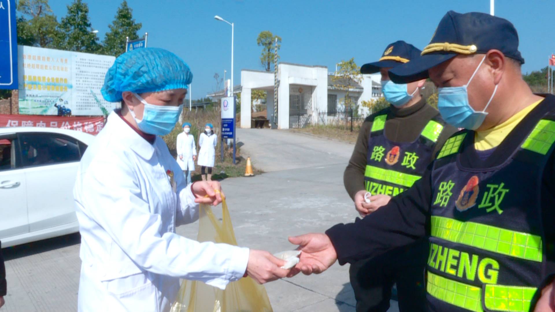 【紧紧依靠人民群众坚决打赢疫情防控阻击战】县中医医院免费为防控一线发药包
