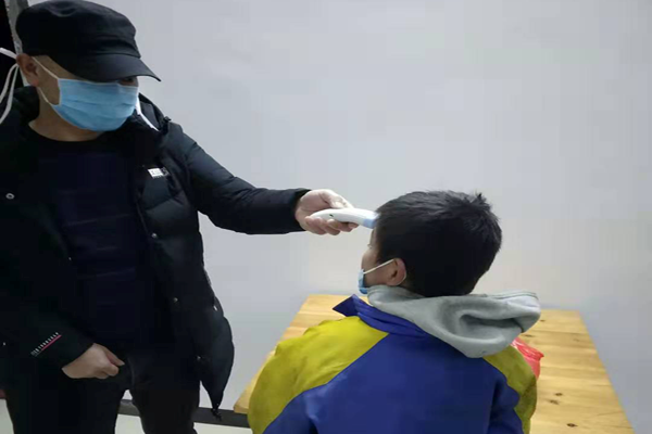 县救助管理站联合城管救助一名流浪困境儿童