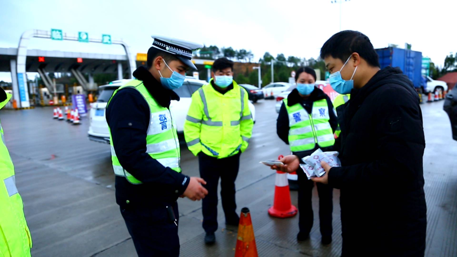 【坚定信心、同舟共济、科学防治、精准施策】县中医医院为抗“疫”一线工作人员送暖心中药汤