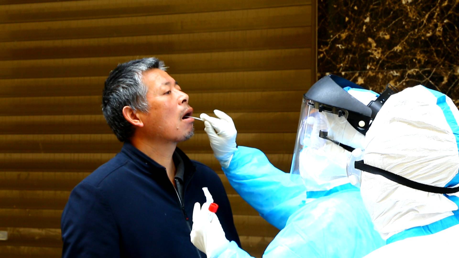 【坚定信心、同舟共济、科学防治、精准施策】县疾控中心上门为返临人员采样