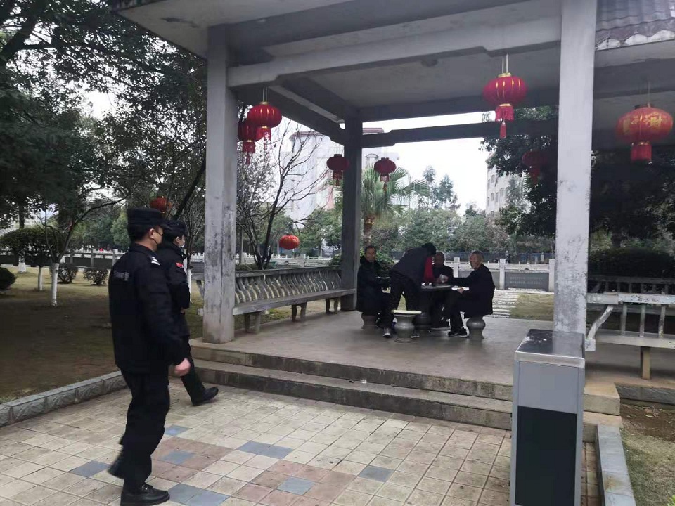 大爷大妈别打牌了 警察喊你戴好口罩回家
