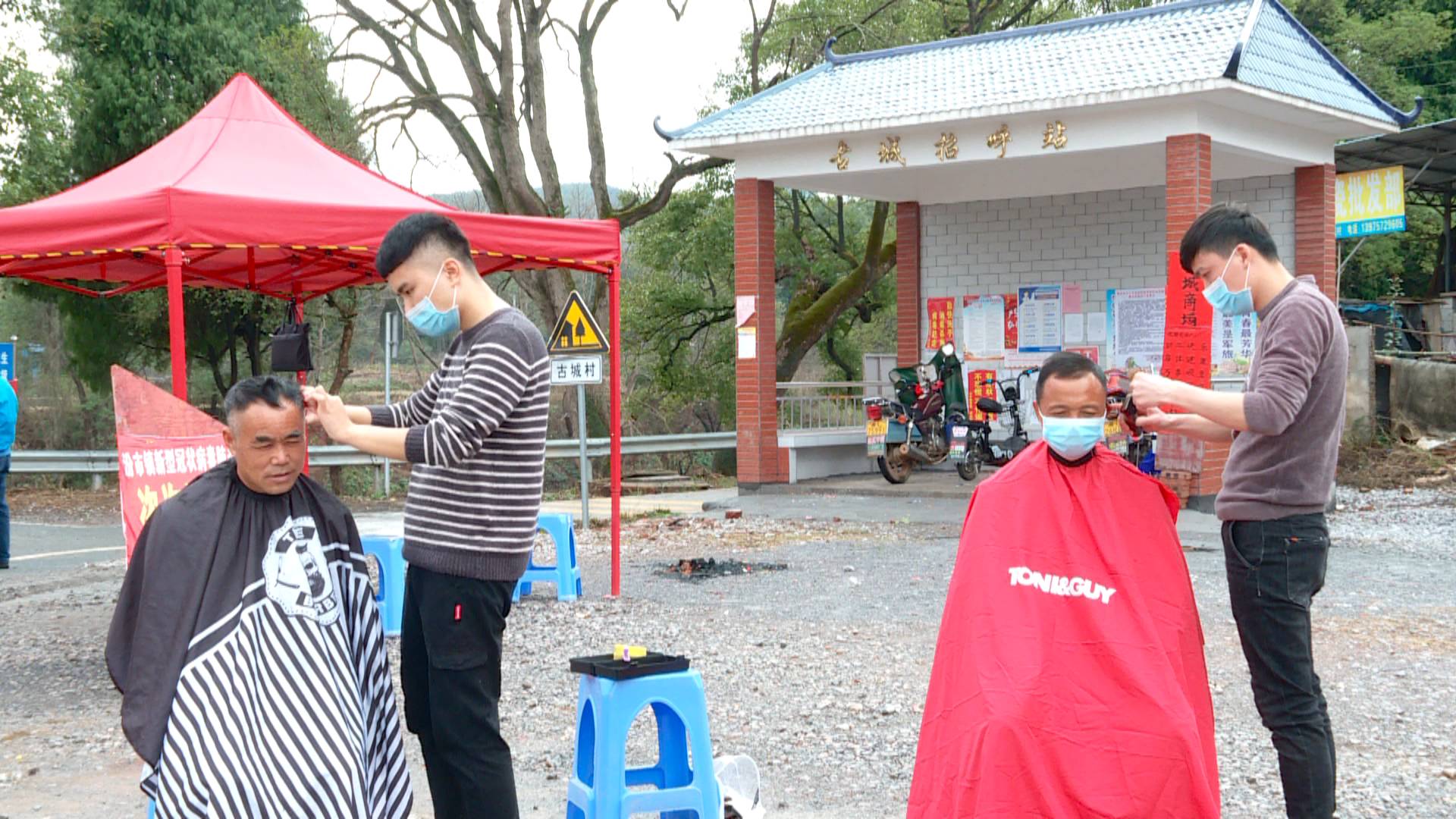 【紧紧依靠人民群众坚决打赢疫情防控阻击战】汾市：爱心兄弟免费为疫情防控一线人员理发